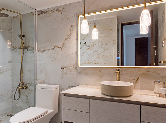 Sala moderna con sofá en L beige, sillones curvos y pared decorativa con papel tapiz geométrico en tonos grises